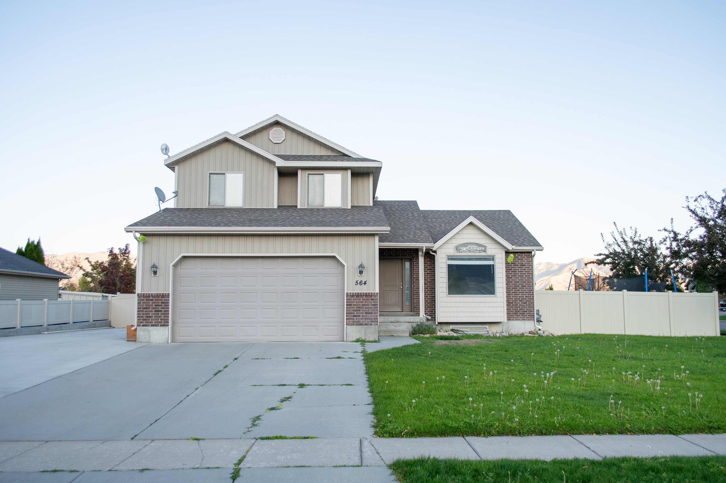 564 800 East
